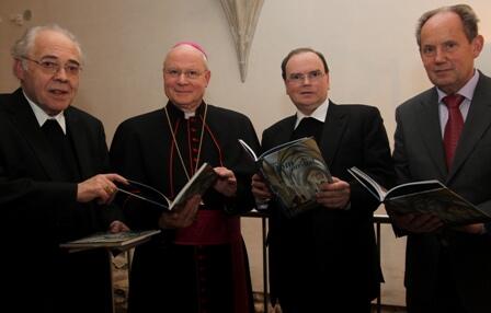 Freuen sich über das gelungene Buchprojekt: Weihbischof Josef Grünwald, Bischof Dr. Konrad Zdarsa, Domkapitular Prälat Dr. Bertram Meier und Verleger Josef Fink (v.l.n.r.)