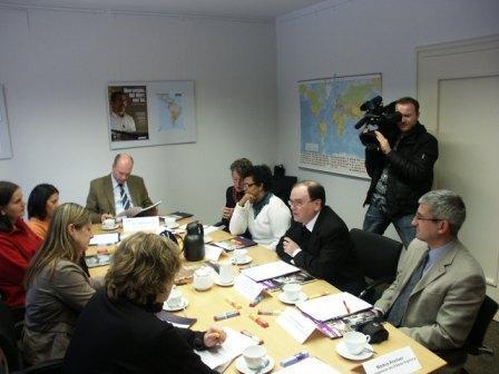 Weltkirchenreferent Prälat Dr. Bertram Meier (2.v.r.) während des Pressegesprächs mit Martha Bispo (3.v.r.).