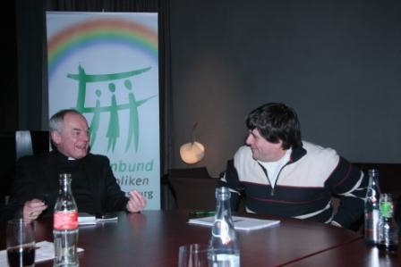 Weihbischof Losinger (links) und Vorsitzender Ulrich Hoffmann im Gespräch über familienpolitische Belange. Foto: Familienbund der Katholiken im Bistum Augsburg.