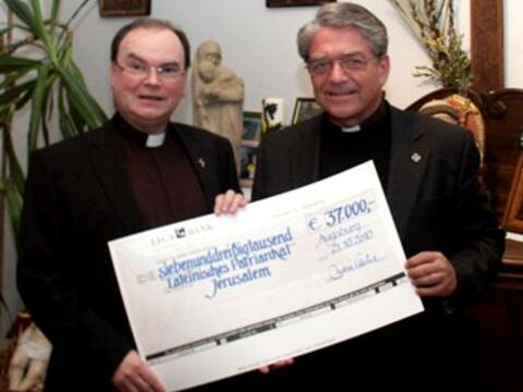 Domkapitular Dr. Meier übergab am Sonntag einen Scheck über 37.000 Euro an Abouna Dr. Bernt Besch