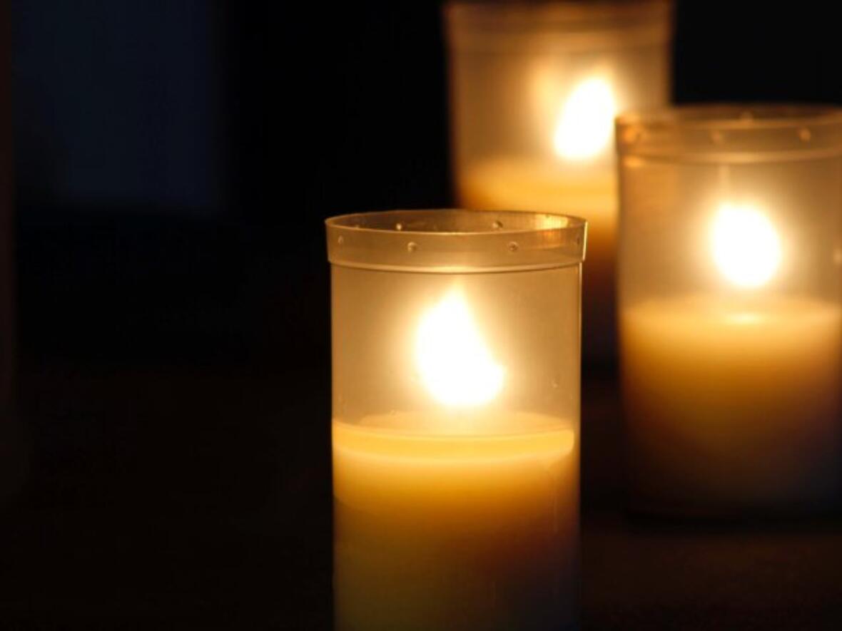 Gläubige stellen Kerzen im Dom auf.