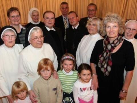 Vor dem Festgottesdienst gab es eine "Kaffeestunde" mit geladenen Gästen. Auf dem Bild zu sehen sind u.a. Domkapitular Dr. Bertram Meier (2.Reihe, 2.v.l.), Abt Theodor Hausmann OSB (2.Reihe, rechts) und Schwestern von St. Ursula.