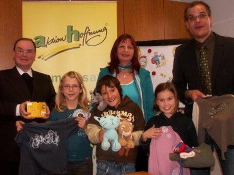 V.l. Prälat Dr. Bertram Meier, die Schüler Annina Müller, Marco Klingenstein, Kira Seebauer, Lehrerin Sonja Klar, und Gregor Uhl (aktion hoffnung).