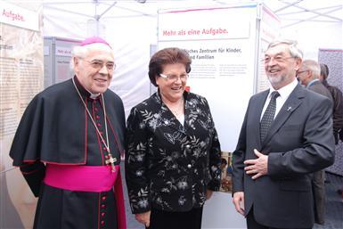 Eröffneten miteinander das Jubiläumsjahr der Katholischen Jugendfürsorge Augsburg: (von links) Weihbischof Josef Grünwald, Landtagspräsidentin Barbara Stamm und Prälat Günter Grimme. Foto: kjf