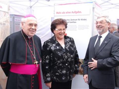 Eröffneten miteinander das Jubiläumsjahr der Katholischen Jugendfürsorge Augsburg: (von links) Weihbischof Josef Grünwald, Landtagspräsidentin Barbara Stamm und Prälat Günter Grimme. Foto: kjf