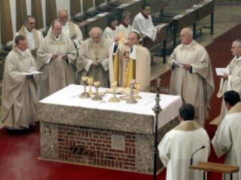 Abt Barnabas Bögle (Mitte) OSB des Klosters Ettal im Erzbistum München zelebrierte den Festgottesdienst zum 175. Jahrestag von St. Stephan in Augsburg.