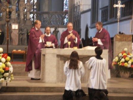 Generalvikar Domkapitular Prälat Karlheinz Knebel (Mitte), Domvikar Msgr. Michael Weihmayer (rechts), Domvikar Florian Wörner (links außen) während des Allerseelengottesdienstes.