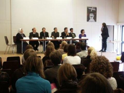 (v.r.) Angelika Maucher, Axel Herschke, Josef Erhard, Regens Martin Straub, Alois Knoller, Pfarrer Bernhard Waltner und Sr. Veronika informierten über Berufe mit einem Theologiestudium. 