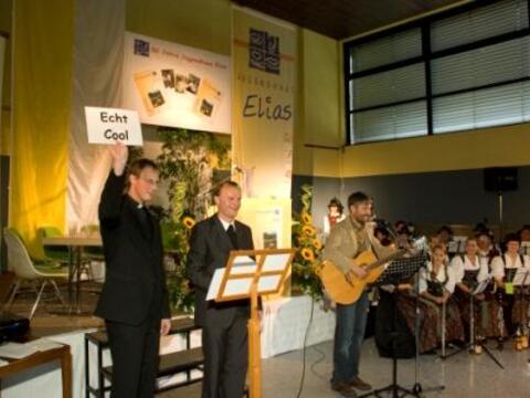 Eröffnung mit einem Lied am 2.10. beim Festakt in der Turnhalle des Jugendhauses Elias. (v.l.) Pfarrer Klaus Hellmich, Pfarrer Bernhard Waltner und Hausleiter Wolfgang Wirtensohn. (Foto: Jugendhaus Elias)