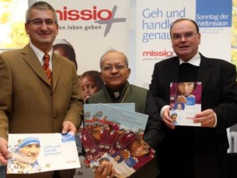 V.l. Theologe Anton Stegmair, Bischof John Thakur und der Augsburger missio-Diözesandirektor DK Prälat Dr. Bertram Meier bei der Vorstellung der missio-Kampagne zum Weltmissionssonntag 2010.