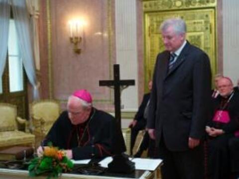 Bischof Dr. Konrad Zdarsa unterzeichnet die Urkunde über den von ihm abgelegten Treueeid auf Deutschland und das Land Bayern, rechts Ministerpräsident Horst Seehofer. Bild: Fuchs