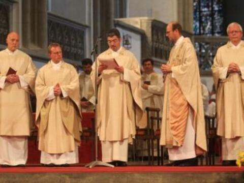 Dekan Helmut Haug (Mitte) überreicht die Ernennungsurkunde an den den neuen Stadtdekan Rauch (2.v.r.)