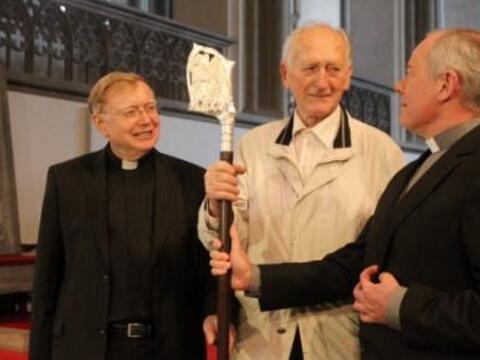 Domdekan Dr. Dietmar Bernt, der Künstler Max Faller und Dompropst Weihbischof Dr. Dr. Anton Losinger (v.l.) stellten den neuen Bischofsstab für Bischof Dr. Konrad Zdarsa vor.