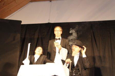 v.l.: Bele Turba (Liesl Karlstadt), Christian von der Au (Klavier und Nebenrollen) und Gerald Karrer (Karl Valentin) traten bei den Ettringer Kulturtagen auf. Foto: Aktion Hoffnung.