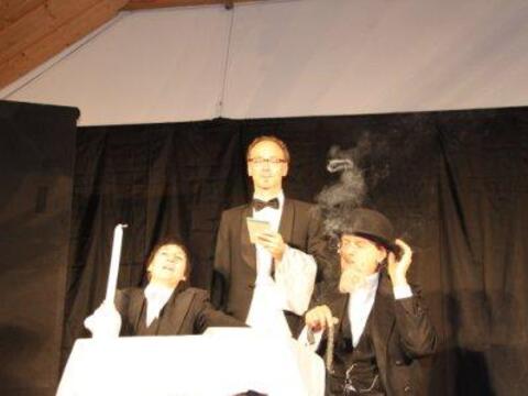 v.l.: Bele Turba (Liesl Karlstadt), Christian von der Au (Klavier und Nebenrollen) und Gerald Karrer (Karl Valentin) traten bei den Ettringer Kulturtagen auf. Foto: Aktion Hoffnung.