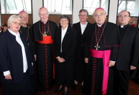 v.l. Provinzoberin Sr. Angela Fries, Bischof em. Viktor Josef Dammertz, Kardinal Friedrich Wetter, Generaloberin Sr. Mechtild Meckl, Sr. Margita Kahler, Diözesanadministrator Weihbischof Josef Grünwald, Ordensreferent Prälat Dr. Bertram Meier