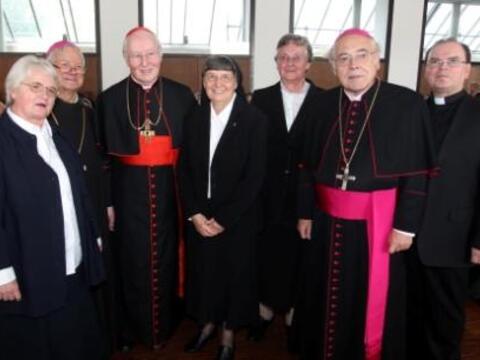 v.l. Provinzoberin Sr. Angela Fries, Bischof em. Viktor Josef Dammertz, Kardinal Friedrich Wetter, Generaloberin Sr. Mechtild Meckl, Sr. Margita Kahler, Diözesanadministrator Weihbischof Josef Grünwald, Ordensreferent Prälat Dr. Bertram Meier