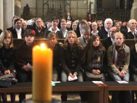 Zahlreiche Maria Ward-Schwestern und Maria-Ward-Schülerinnen (1. Reihe) nahmen am Jubiläumsgottesdienst mit Kardinal Wetter teil.