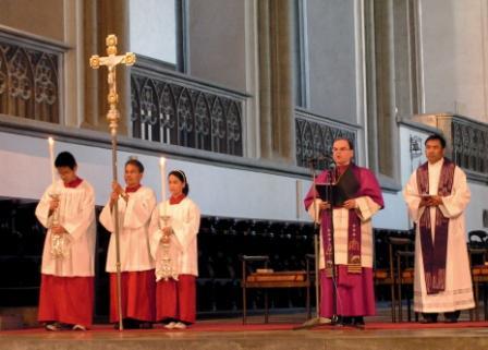 Der Weltkirchenreferent der Diözese Augsburg, Prälat Dr. Bertram Meier (Mitte) leitete die Kreuzwegandacht am 19. September für verfolgte Christen in Vietnam. Bild.KiN