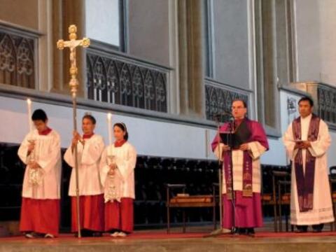 Der Weltkirchenreferent der Diözese Augsburg, Prälat Dr. Bertram Meier (Mitte) leitete die Kreuzwegandacht am 19. September für verfolgte Christen in Vietnam. Bild.KiN