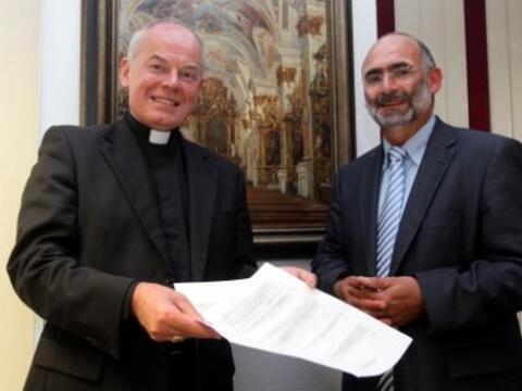 Der neue Leiter der Hauptabteilung Schulischer Religionsunterricht, Bernhard Rößner (rechts), mit Weihbischof Dr. Dr. Anton Losinger. 