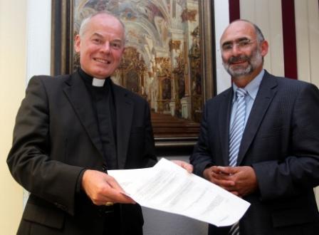 Der neue Leiter der Hauptabteilung Schulischer Religionsunterricht, Bernhard Rößner (rechts), mit Weihbischof Dr. Dr. Anton Losinger.