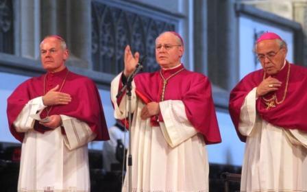 Bischof Dr. Konrad Zdarsa (Mitte) segnet die Gläubigen im Augsburger Mariendom.