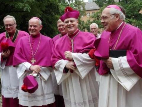 V.l.Domkapitular Prälat Karlheinz Knebel, Weihbischof Dr. Dr. Anton Losinger, Domdekan Prälat Dr. Dietmar Bernt, Bischof Dr.Konrad Zdarsa und Diözesanadministrator Weihbischof Josef Grünwald trafen sich vor dem Augsburger Mariendom.