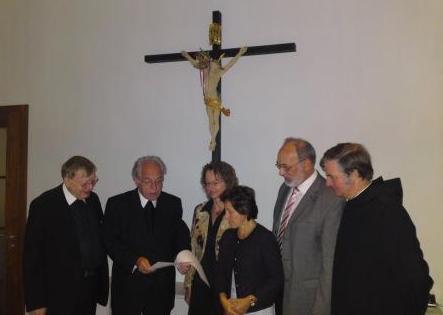 V.l. Domdekan Prälat Dr. Dietmar Bernt, Diözesanadministrator Weihbischof Josef Grünwald, Simona Kiechle, Maria Schneider, Norbert Streit und Bruder Josef Götz OSB bei Übergabe der Grundsätze im Bisch. Ordinariat.