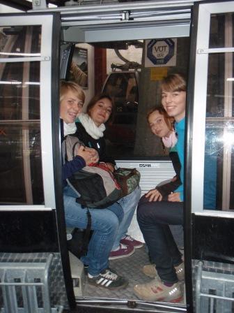 Teilnehmerinnen am "Neuen Weg"-Sommerkurs 2 in der Breitenbergbahn auf dem Weg zu ihrem 'Kurs' auf dem Breitenberg über die Bergpredigt Jesu. Bild: Kraus