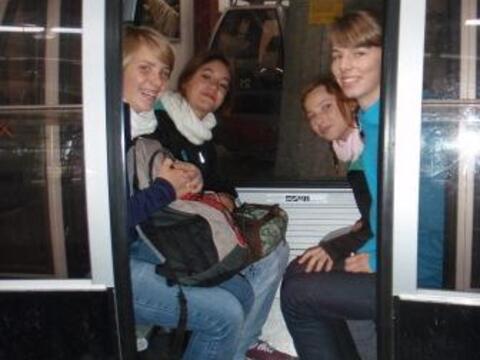 Teilnehmerinnen am "Neuen Weg"-Sommerkurs 2 in der Breitenbergbahn auf dem Weg zu ihrem 'Kurs' auf dem Breitenberg über die Bergpredigt Jesu. Bild: Kraus