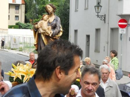 Während der Prozession durch die Augsburger Innenstadt tragen Gläubige die Josefs-Statue.