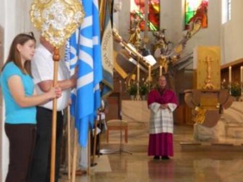 Prälat Dr. Bertram Meier spendete am Ende der Prozession der Marianischen Männerkongregationen den Segen.