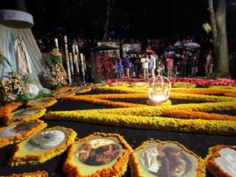 Blumenteppich an der Mariengrotte.