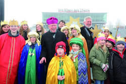 Gruppenfoto am 29. Dezember 2009 vor dem Hamburger Theater am Hafen: Erzbischof Werner Thissen (Hamburg), Pfarrer Simon Rapp, Bundespräses des BDKJ und Msgr. Winfried Pilz, ehemaliger Präsident des Kindermissionswerks „Die Sternsinger“, umringt von Sternsingern, die hier gemeinsam die Eröffnung der 52. Aktion Dreikönigssingen feierten. Foto: Ralf Adloff