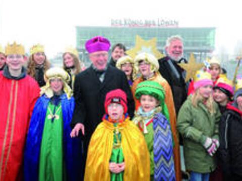 Gruppenfoto am 29. Dezember 2009 vor dem Hamburger Theater am Hafen: Erzbischof Werner Thissen (Hamburg), Pfarrer Simon Rapp, Bundespräses des BDKJ und Msgr. Winfried Pilz, ehemaliger Präsident des Kindermissionswerks „Die Sternsinger“, umringt von Sternsingern, die hier gemeinsam die Eröffnung der 52. Aktion Dreikönigssingen feierten. Foto: Ralf Adloff