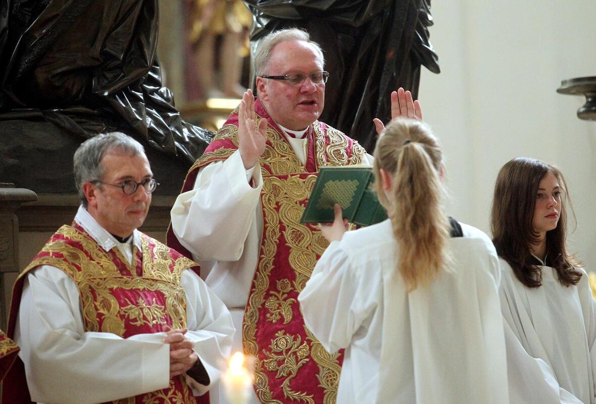Der Ständige Vertreter des Diözesanadministrators, Domkapitular Prälat Karlheinz Knebel, während der Heiligen Messe anlässlich des Afrafestes.