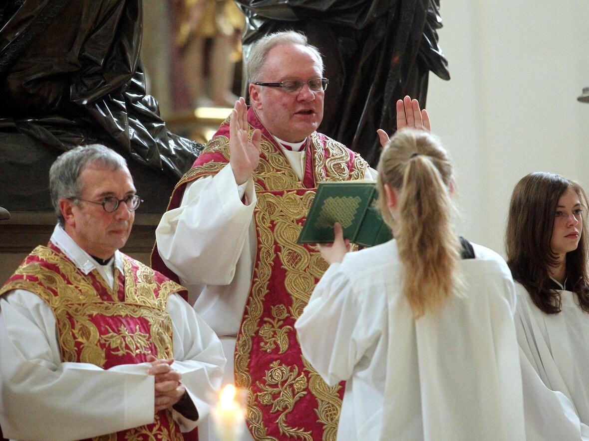 Der Ständige Vertreter des Diözesanadministrators, Domkapitular Prälat Karlheinz Knebel, während der Heiligen Messe anlässlich des Afrafestes.
