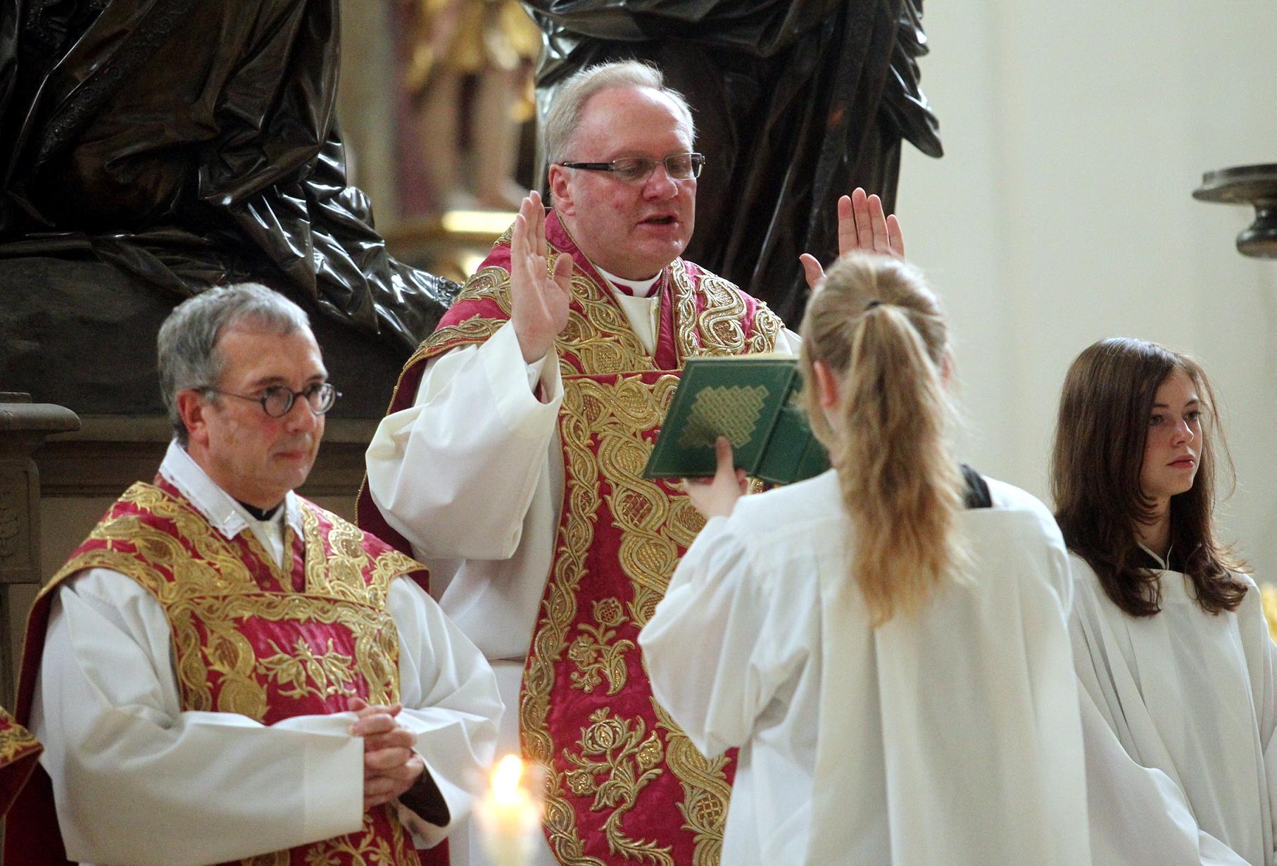 Der Ständige Vertreter des Diözesanadministrators, Domkapitular Prälat Karlheinz Knebel, während der Heiligen Messe anlässlich des Afrafestes.
