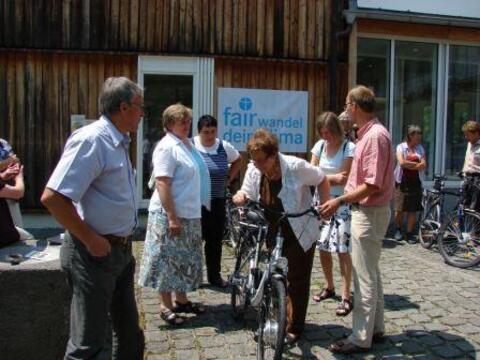 Die Teilnehmer der KLB-Diözesanversammlung testeten klimafreundliche E-Bikes.