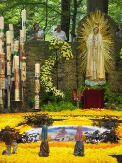 Blumenteppich vor der Mariengrotte in Maria Vesperbild aus dem Jahre 2007.