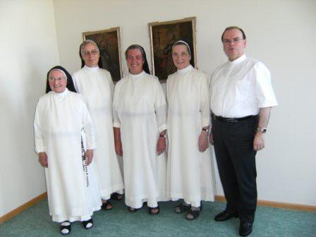 V.l.Sr. Dominika Feyrer (Ratsmitglied), Sr. Antonia Müller (Subpriorin), Sr. Michaela Kohler (Priorin), Sr. Ulrike Hartl (Ratsmitglied) und Ordensreferent DK Prälat Dr. Bertram Meier. 