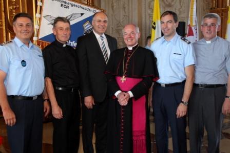 V.l.Oberst Klaus Schuster, Militärgeneralvikar Ap. Prot. Walter Wakenhut, Oberbürgermeister Dr. Kurt Gribl, Weihbischof Dr. Dr. Anton Losinger, Oberstleutnant Thomas Dohler, Militärdekan Msgr. Reinhold Bartmann.