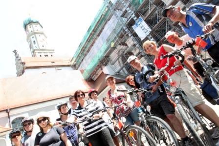 Über 160 Radfahrer wallfahrten von Donauwörth zur Ulrichsbasilika.