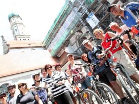 Über 160 Radfahrer wallfahrten von Donauwörth zur Ulrichsbasilika.