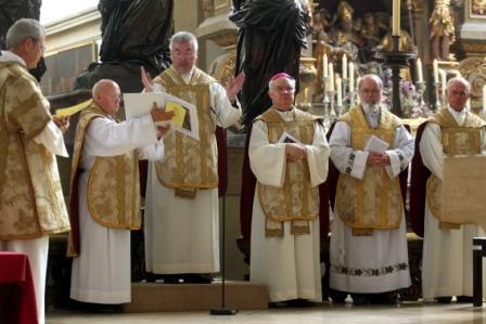 Monsignore Wolfgang Miehle (Mitte) feierte sein 40-jähriges Priesterjubiläum. Links Prediger Prälat Stanislaw Budyn, rechts Weihbischof Dr. Franz Cserháti der ungarisch-katholischen Delegation in Deutschland.