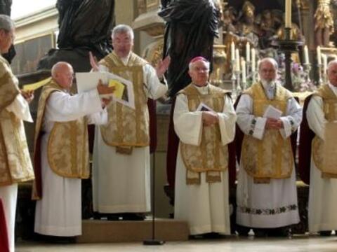 Monsignore Wolfgang Miehle (Mitte) feierte sein 40-jähriges Priesterjubiläum. Links Prediger Prälat Stanislaw Budyn, rechts Weihbischof Dr. Franz Cserháti der ungarisch-katholischen Delegation in Deutschland.