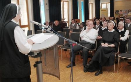 Schwester Gertraud Feihl referierte über das Leben und Wirken von Regens Johann Evangelist Wagner. Vorne im Bild: Ordensreferent der Diözese Augsburg Prälat Dr. Bertram Meier.