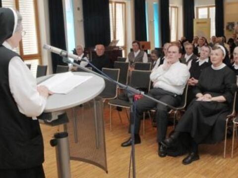 Schwester Gertraud Feihl referierte über das Leben und Wirken von Regens Johann Evangelist Wagner. Vorne im Bild: Ordensreferent der Diözese Augsburg Prälat Dr. Bertram Meier.