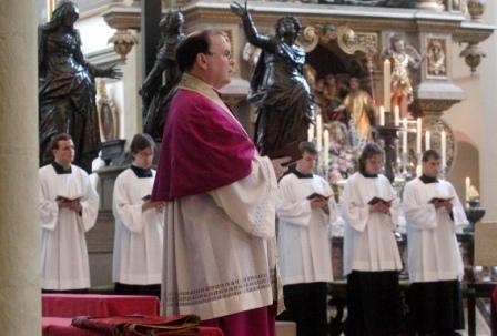 Der Ordensreferent der Diözese Augsburg, Prälat Dr. Bertram Meier, während einer Gebetsstunde um geistliche Berufungen in der Basilika St. Ulrich und Afra.